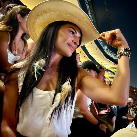 Meet your Posher, Merissa - Picture 3 of 5